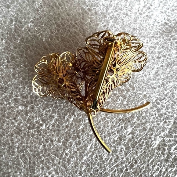 Sparkle and Shine with our Gold Tone Flower Brooch! - Picture 4 of 6